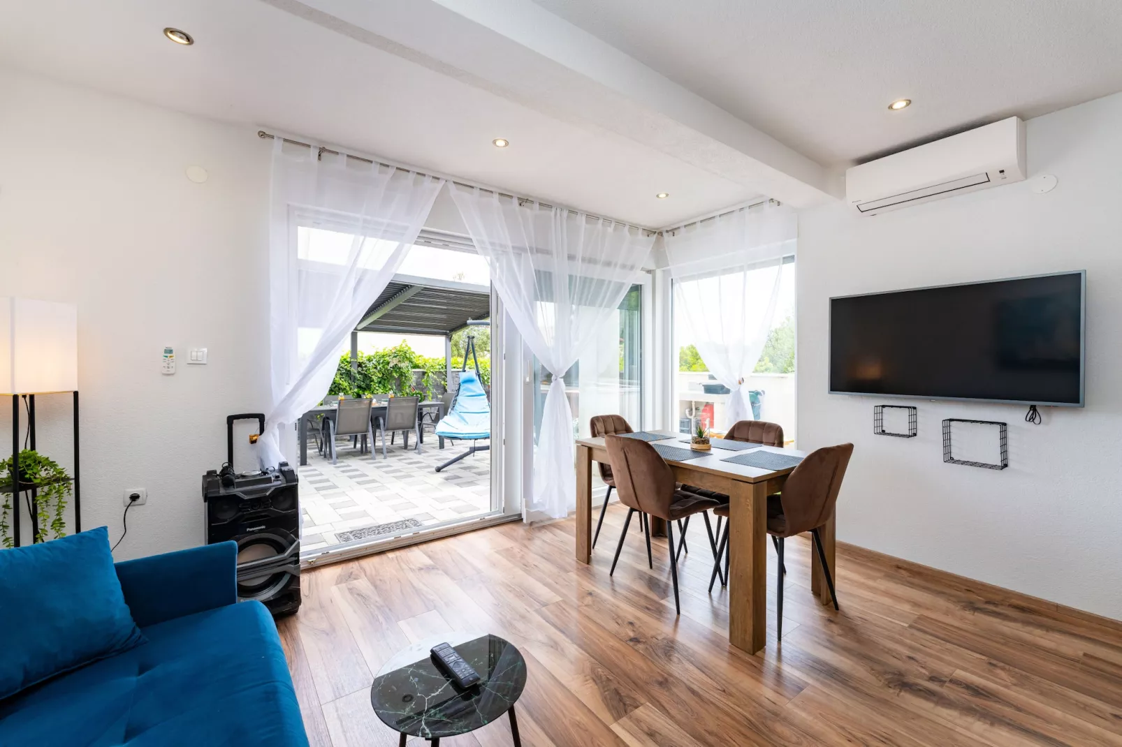 Apartment Nikita with private pool