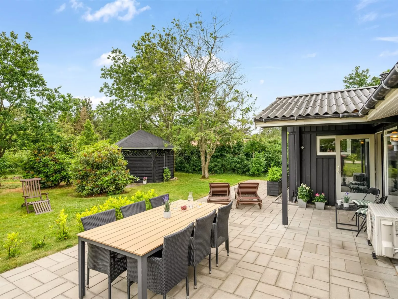 "Embla" - 500m to the fjord-Buiten