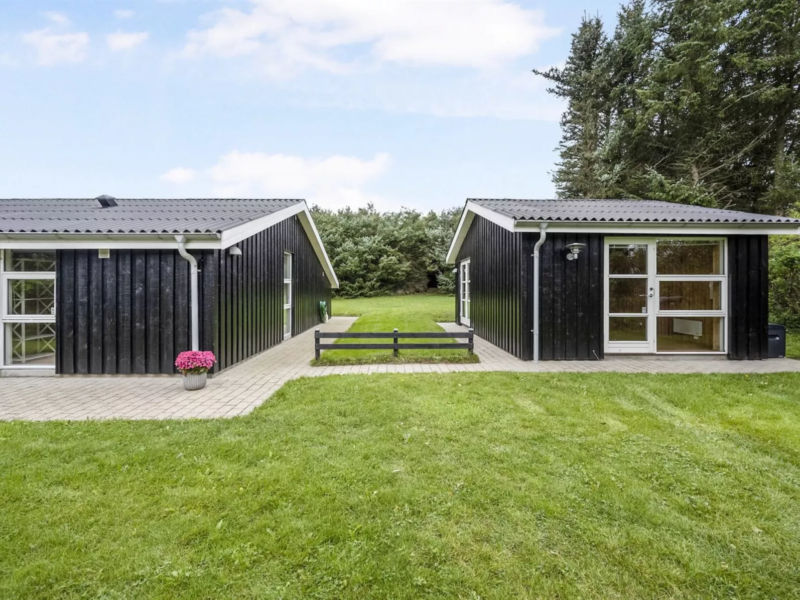 "Into" - 400m from the sea-Buiten