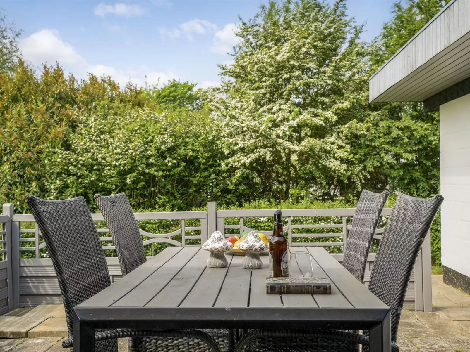 "Yak" - 350m from the sea-Buiten