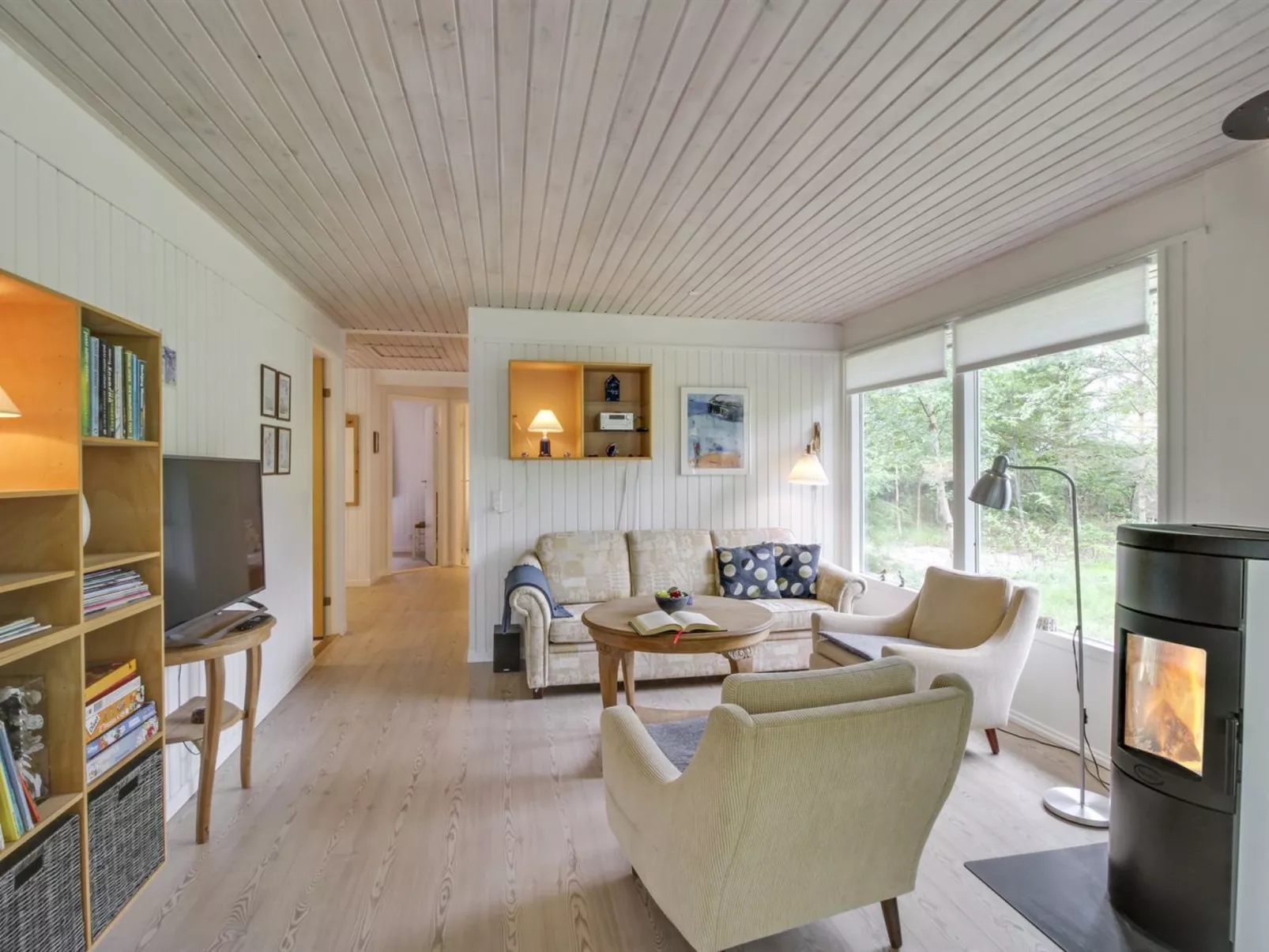 "Chrissie" - 150m from the sea-Binnen