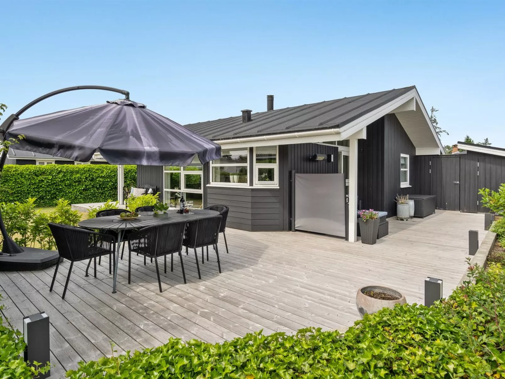 "Sjarlotte" - 100m from the sea-Buiten