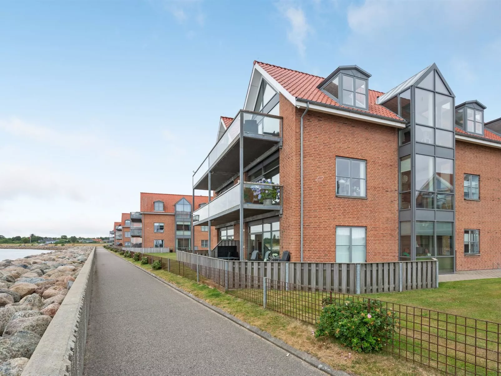 "Femme" - 15m from the sea-Buiten