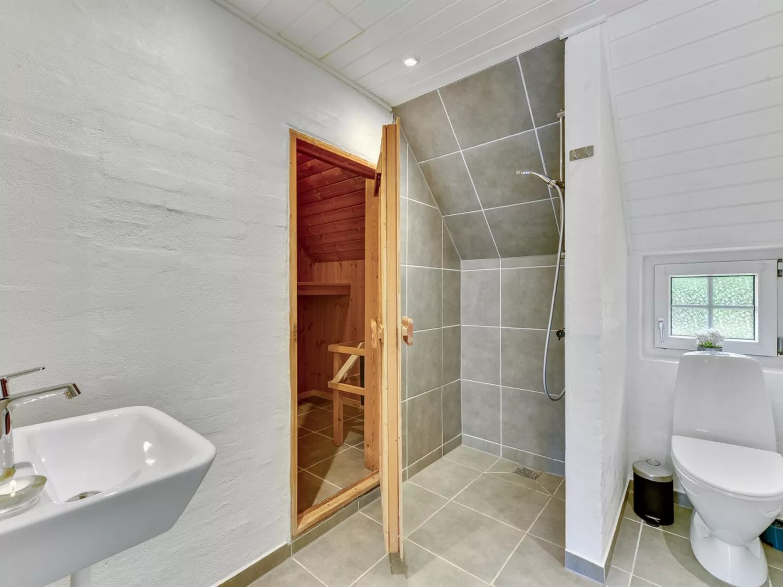 "Erla" - 2.3km from the sea-Binnen