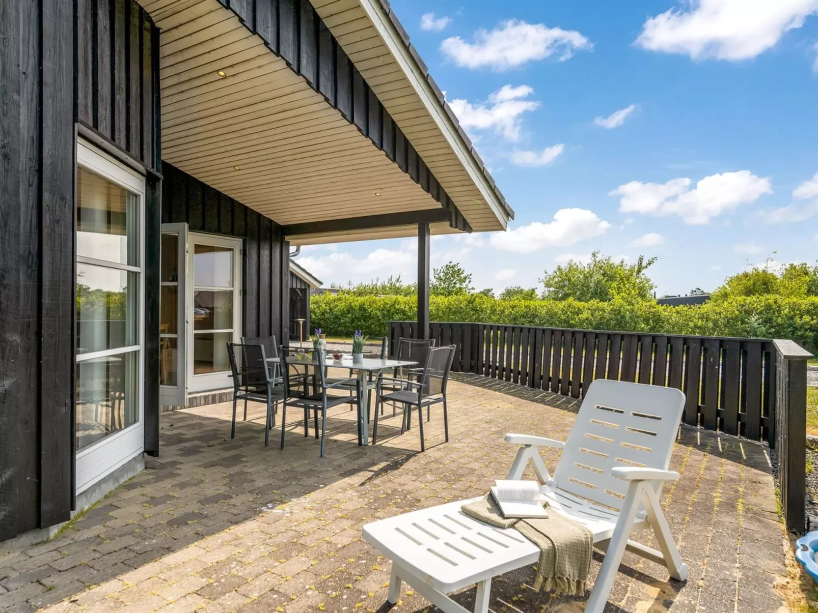 "Saara" - 700m to the fjord-Buiten