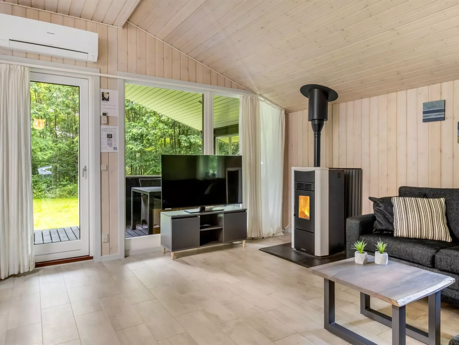 "Jutta" - 28km from the sea-Binnen