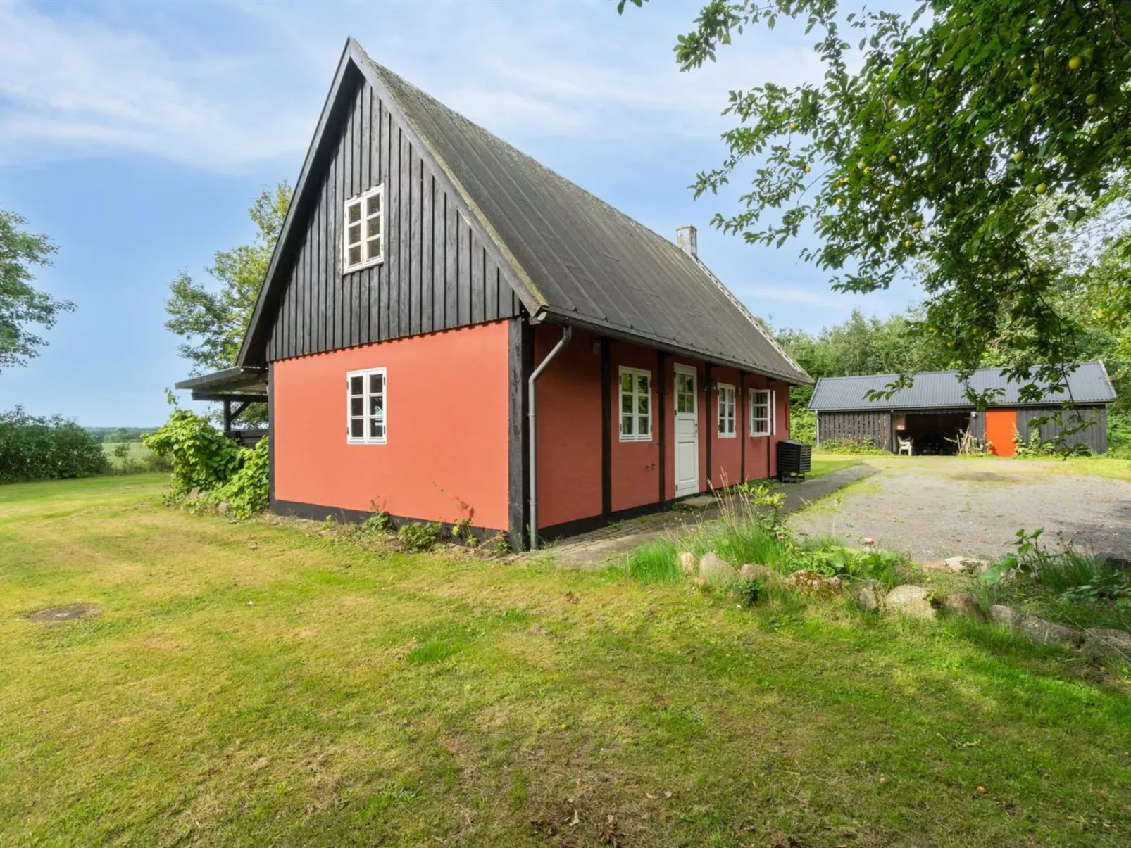 "Thana" - 8km from the sea-Buiten