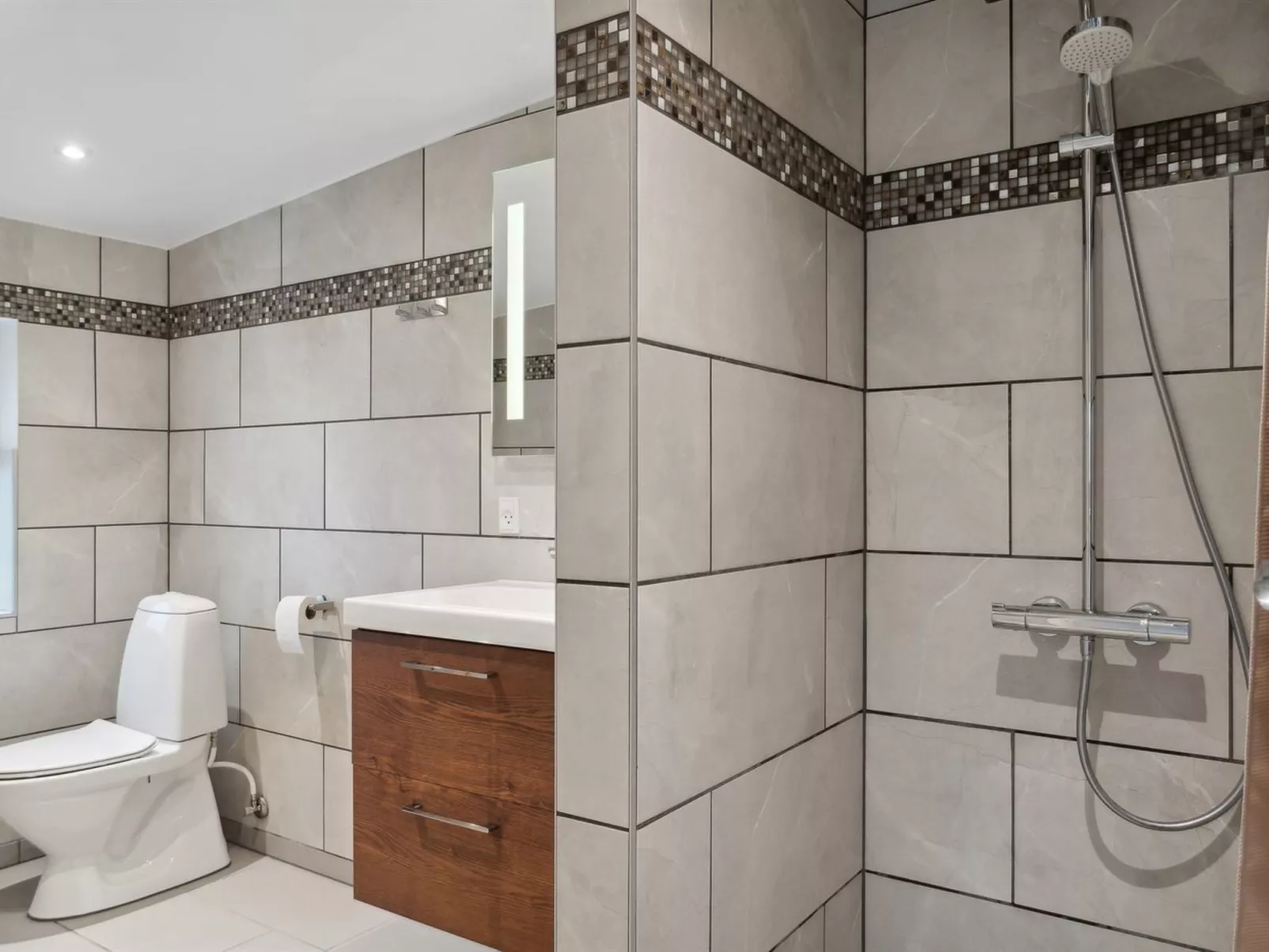 "Bjarka" - 700m from the sea-Binnen