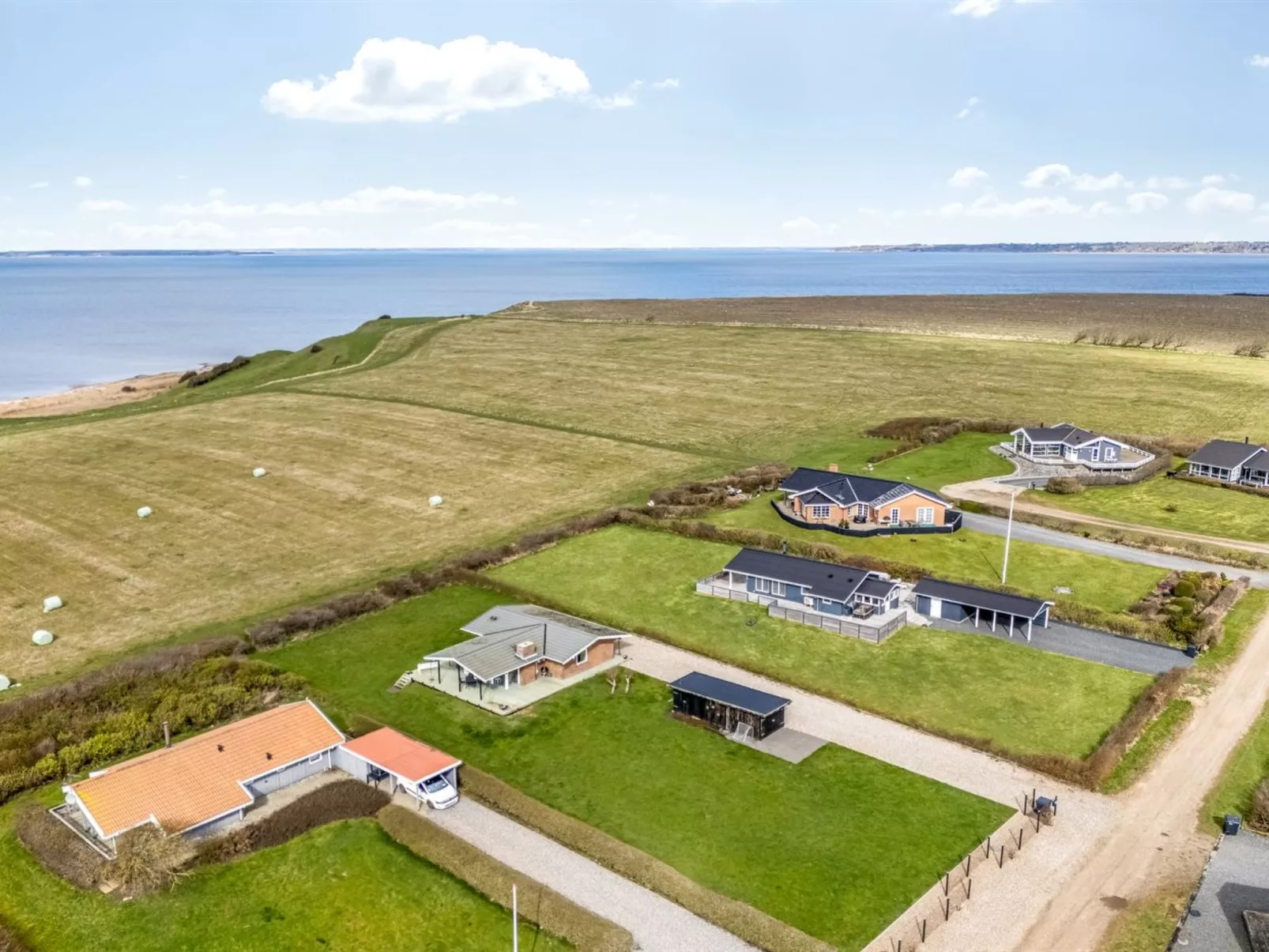 "Kirsa" - 200m to the fjord-Buiten