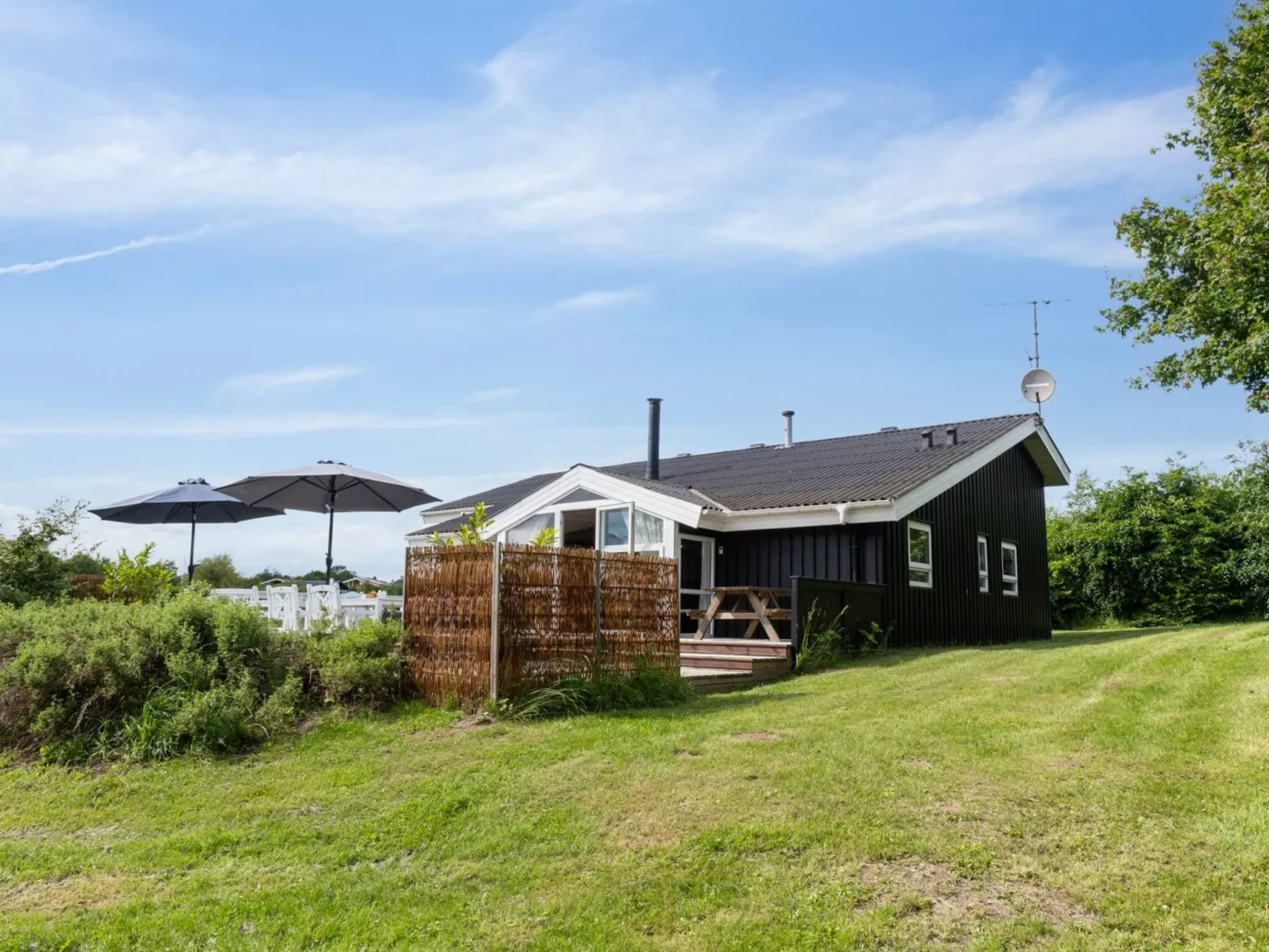 "Katharine" - 175m from the sea-Buiten