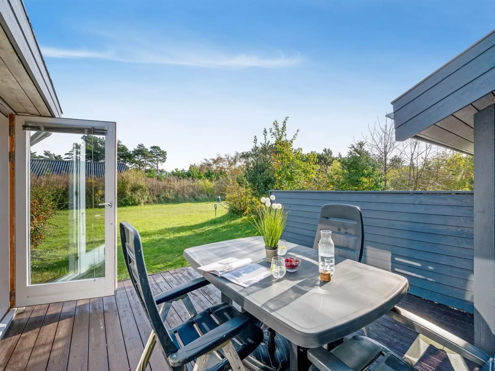 "Pirjo" - 350m to the fjord-Buiten