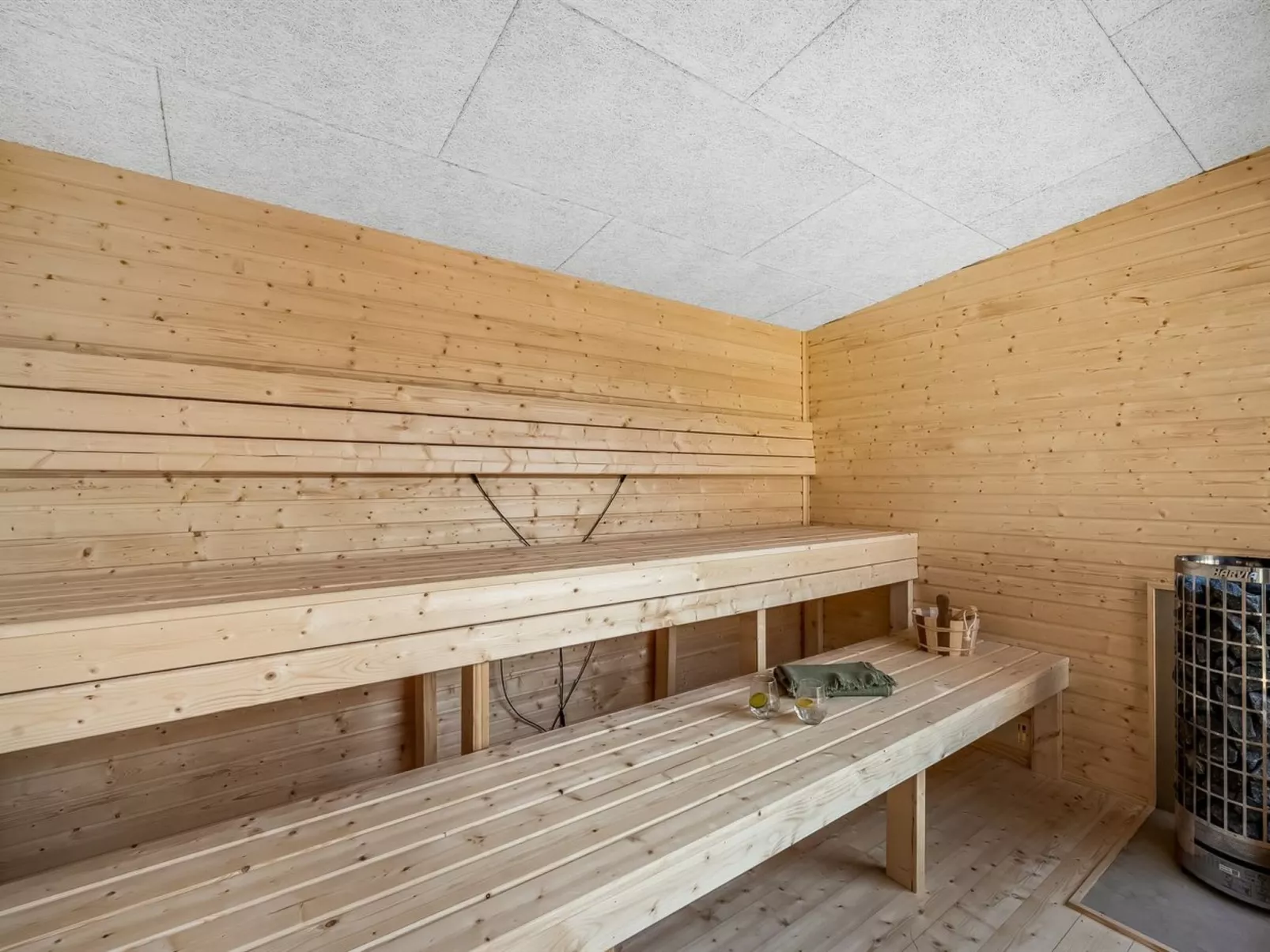 "Elisaveta" - 400m to the fjord-Buiten