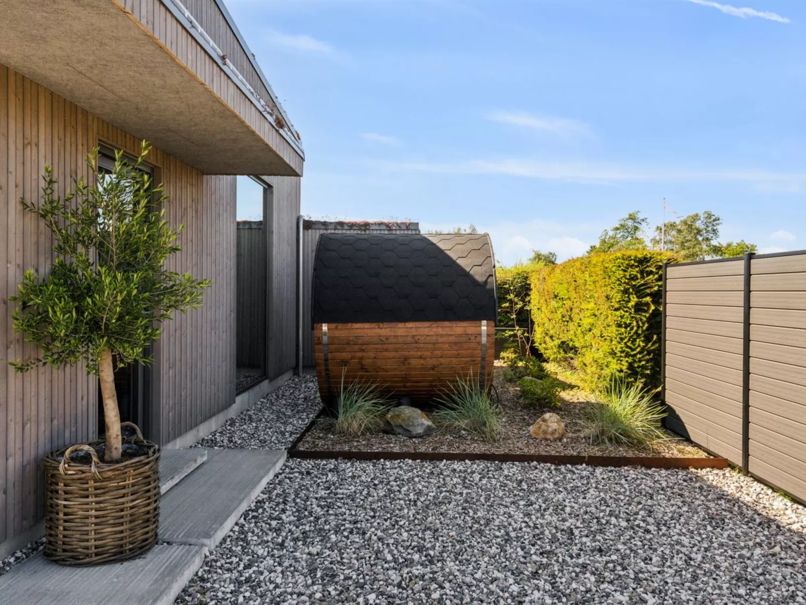 "Elvie" - 150m from the sea-Buiten