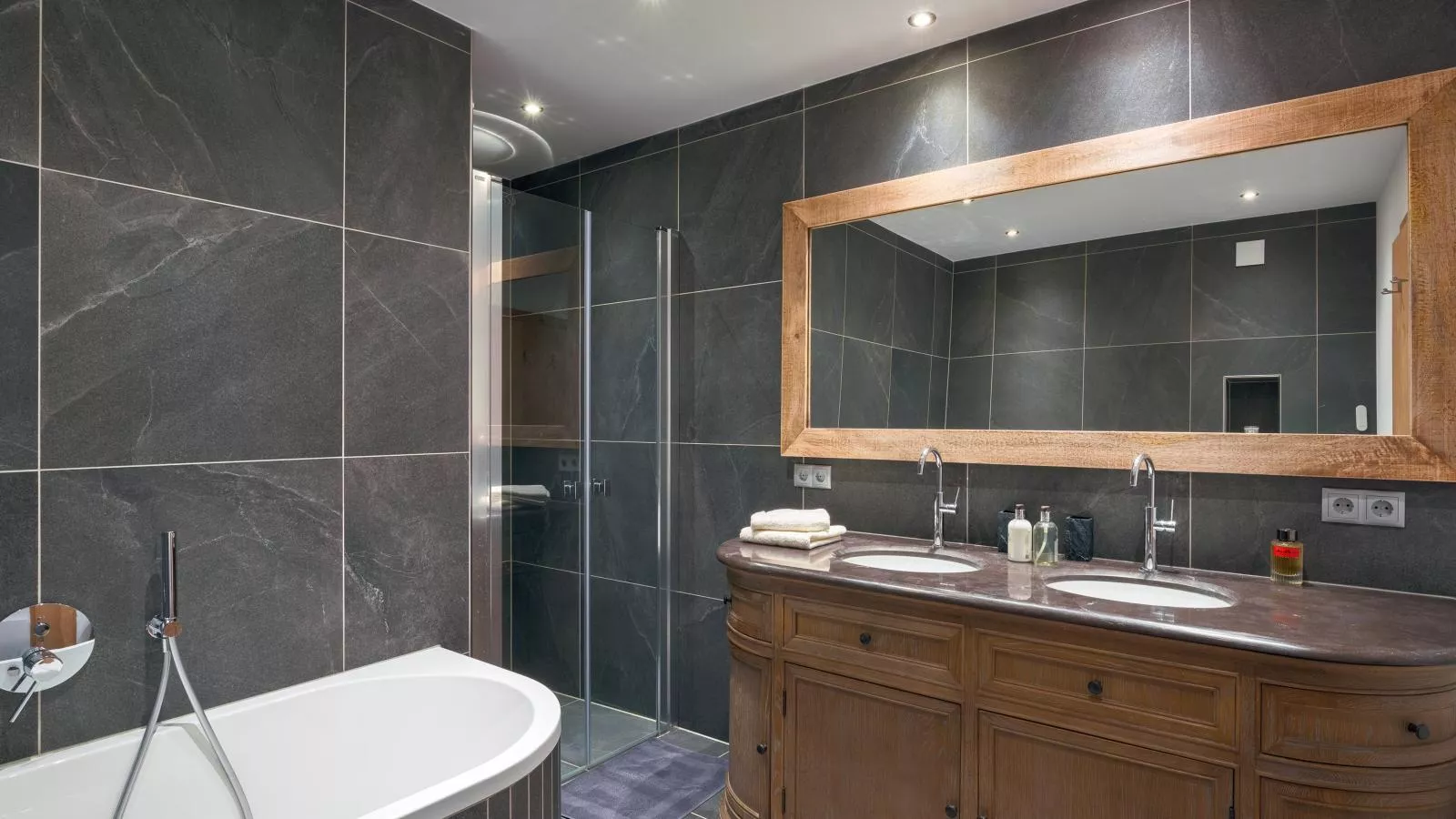 Luxury Central Kirchberg-Badkamer