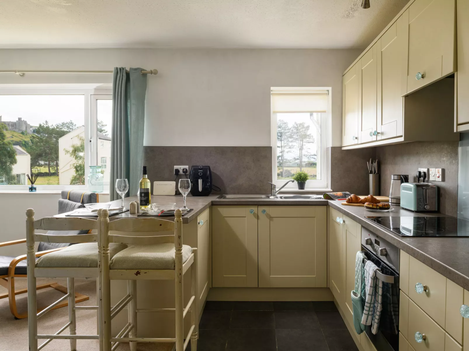 Golygfa o'r Castell - Castle Views-Binnen