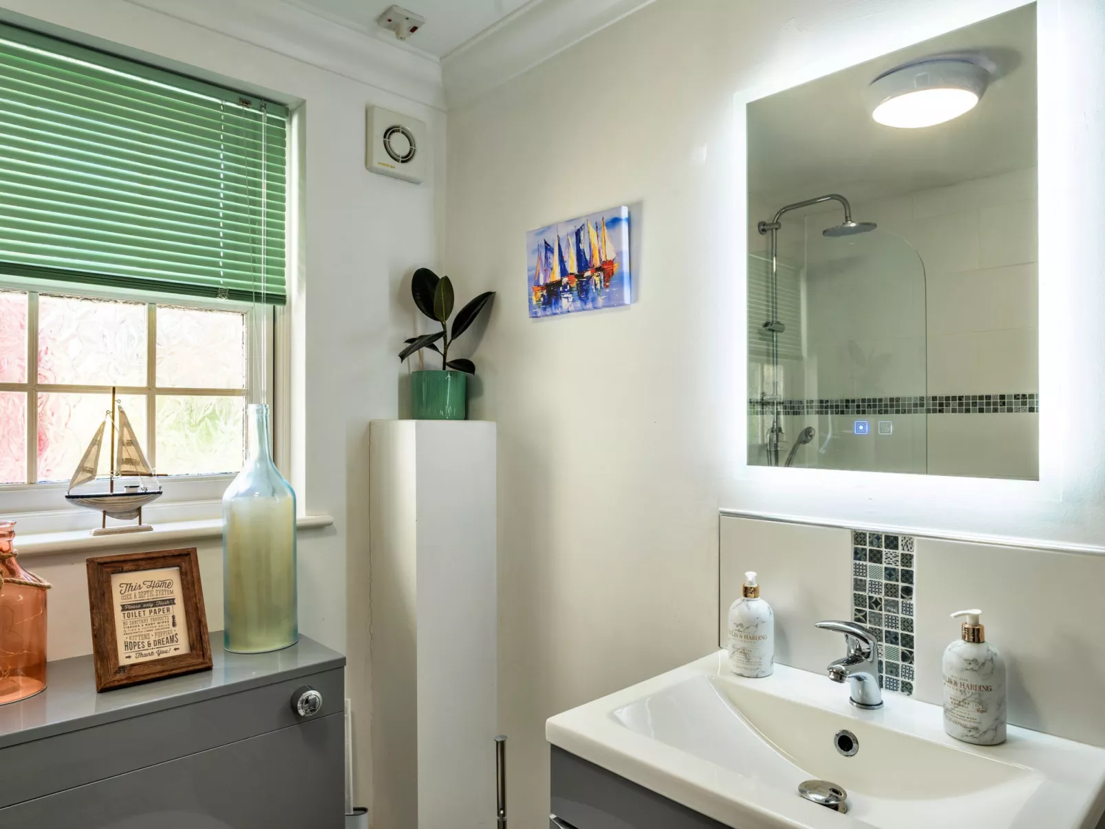 Nicely Tucked Away Cottage-Binnen