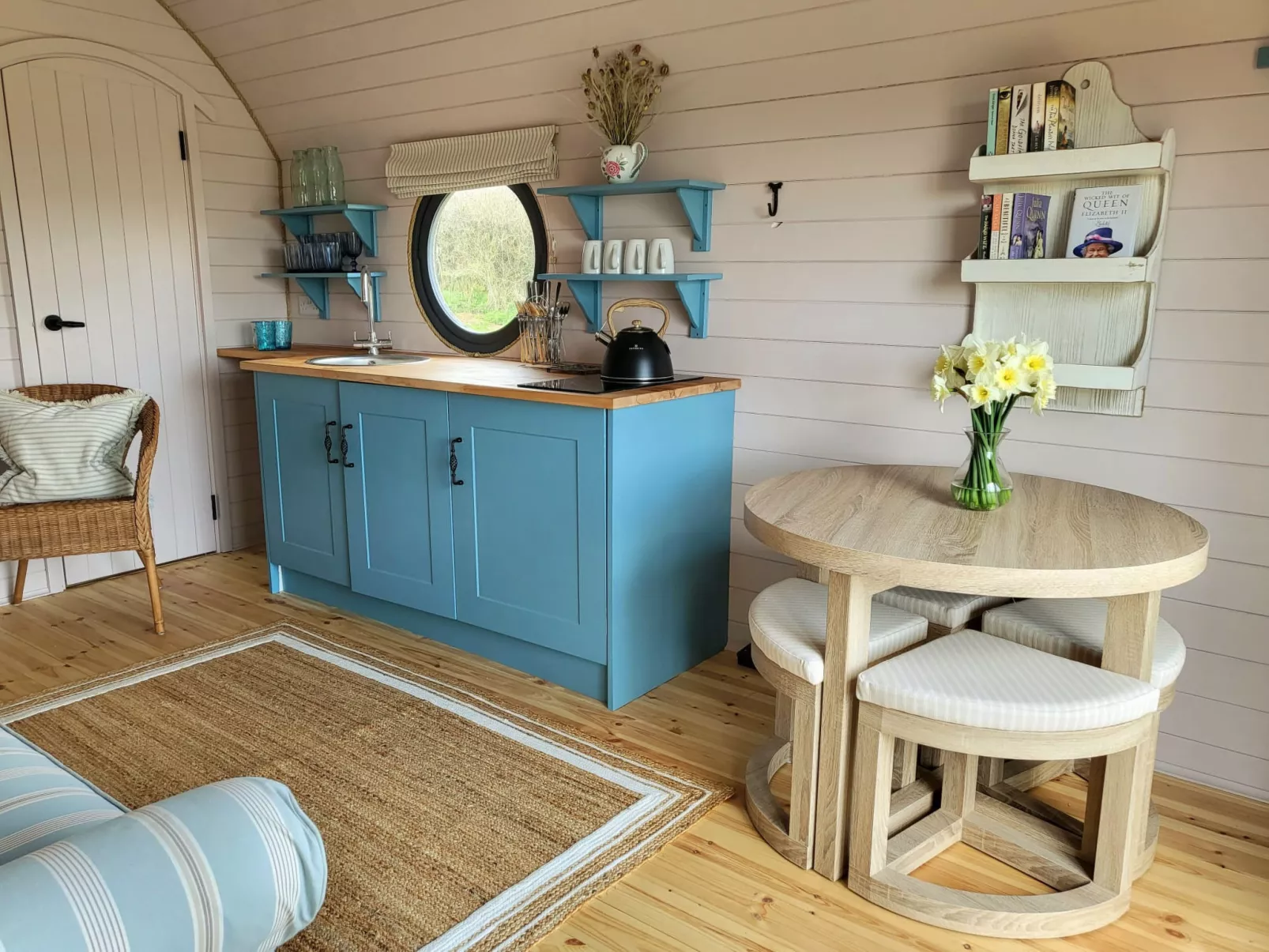 The Cornflower-Binnen