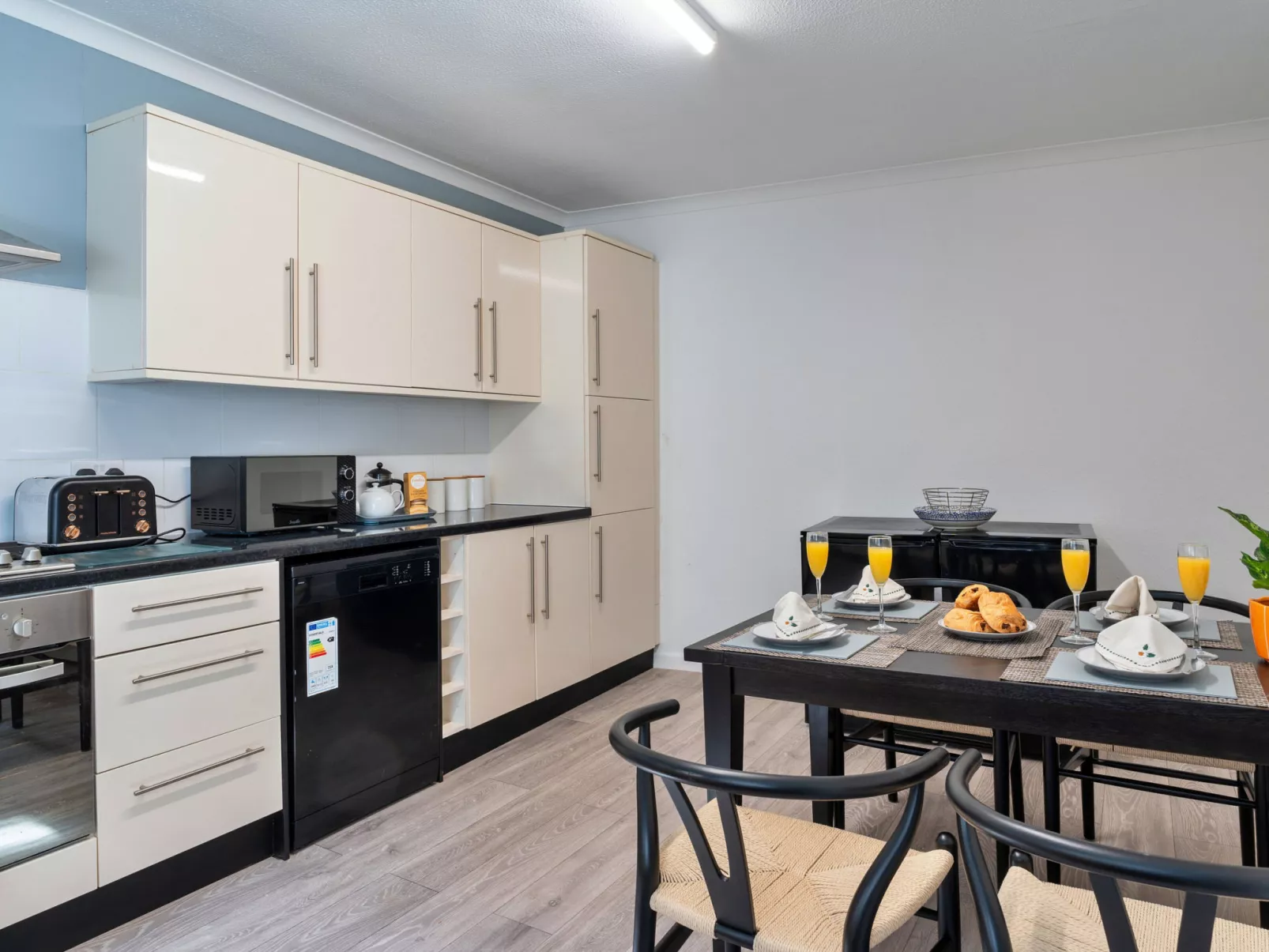 No. 5 Harlequin-Binnen