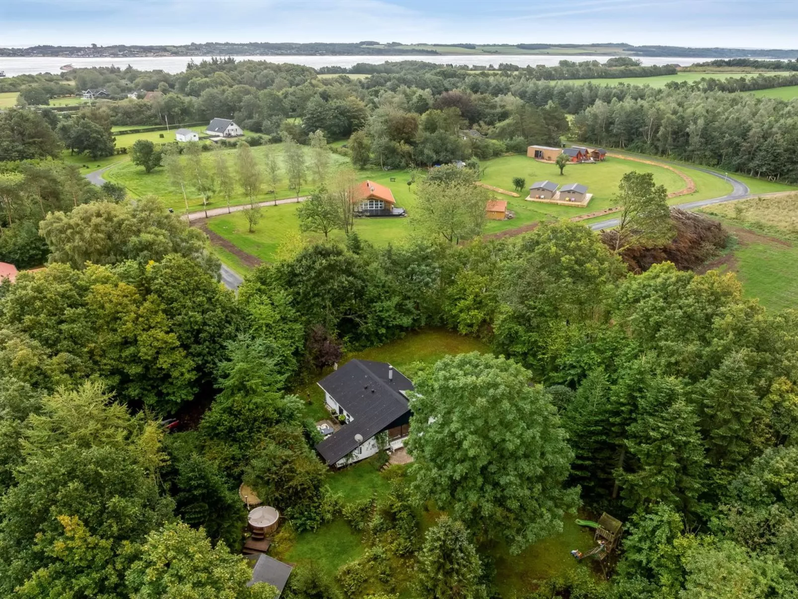 "Velika" - 300m to the fjord-Buiten