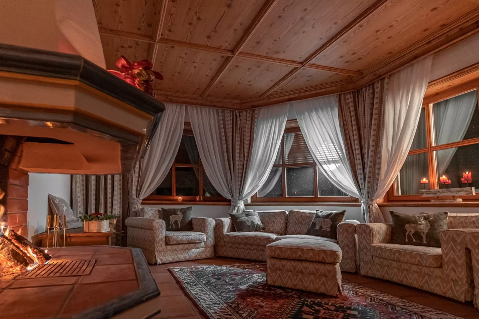 Bad Kleinkirchheim Lush and Spacious Villa with Indoor Pool and Wellness - Seven Bedroom Villa-Woonkamer