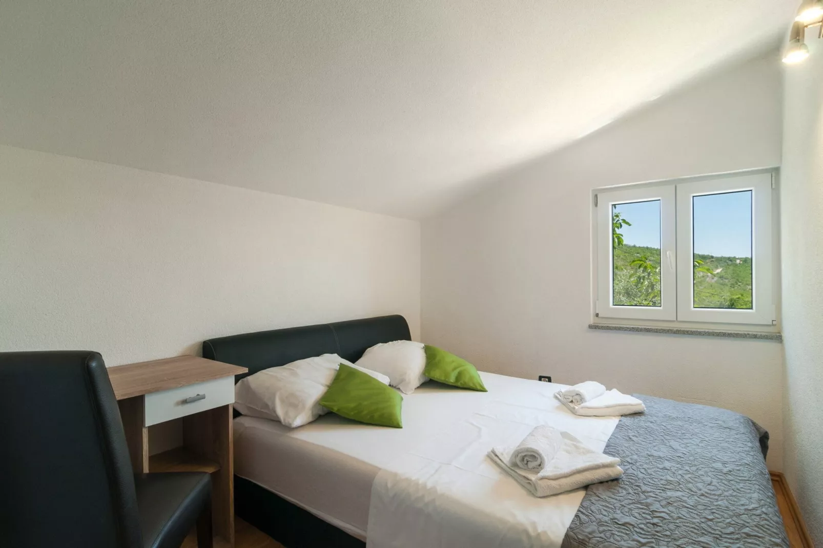 Five-Bedroom Home-Slaapkamer