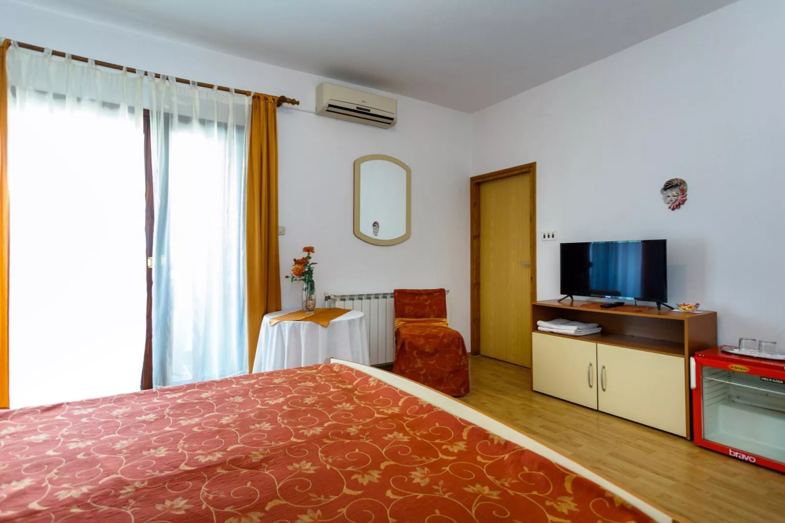 Sunny and Sleek Krk Rooms with Balcony - Standard Double Room with Balcony (owner Zuta)-Slaapkamer