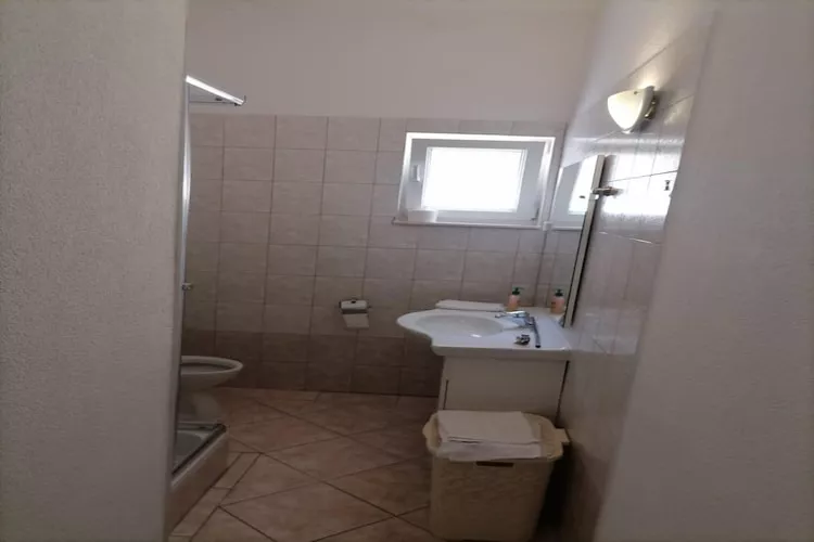 Apartments Libertas - Two bedroom apartment with Balcony and Sea View  - (6)-Badkamer