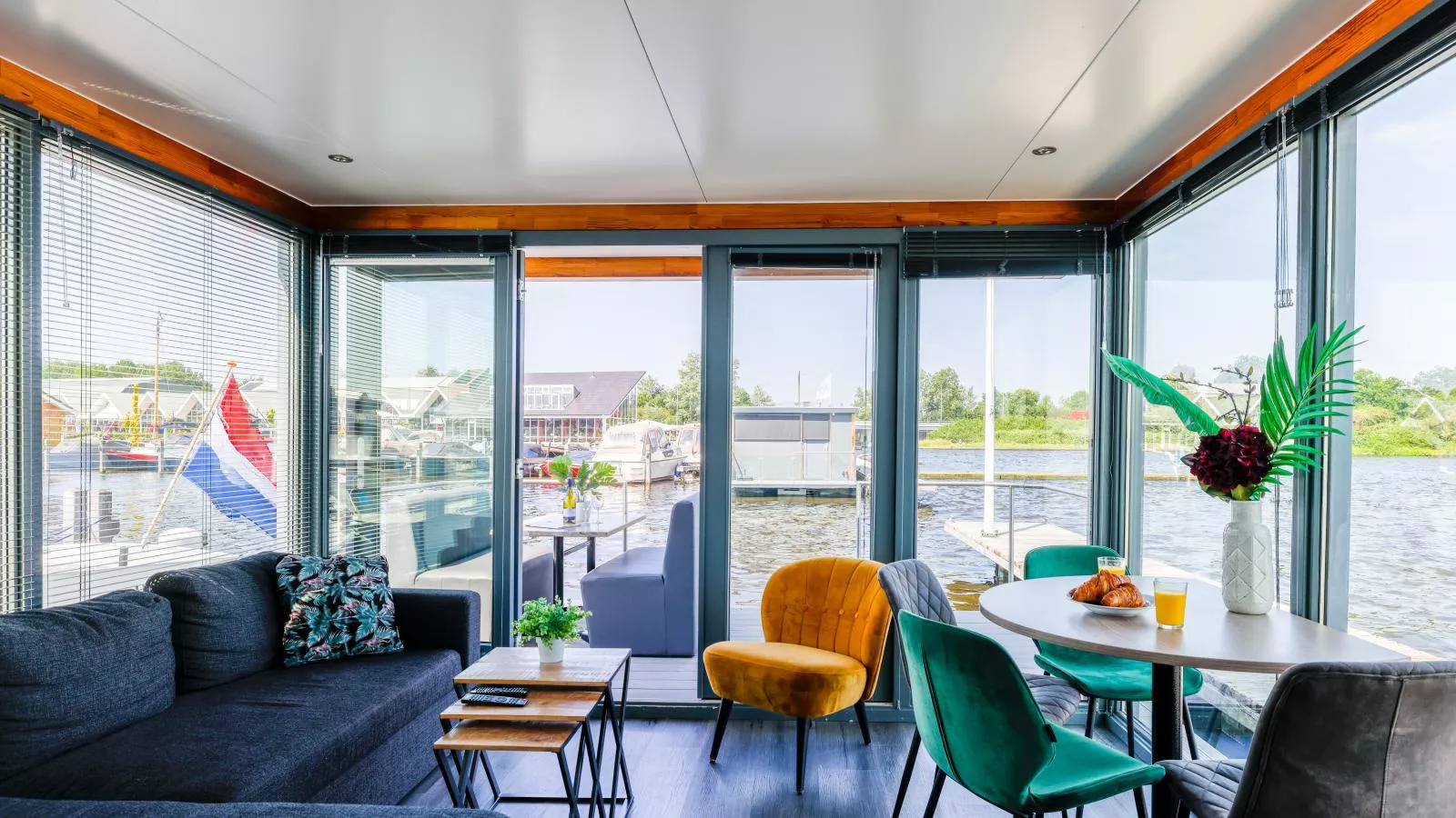 Tiny houseboat Uitgeest I-Woonkamer