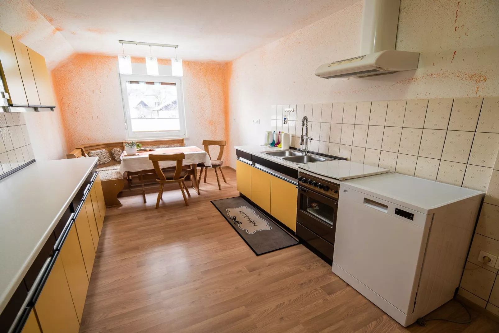 Quiet and Sunny Apartment with Balcony - Two Bedroom Apartment with Balcony-Keuken
