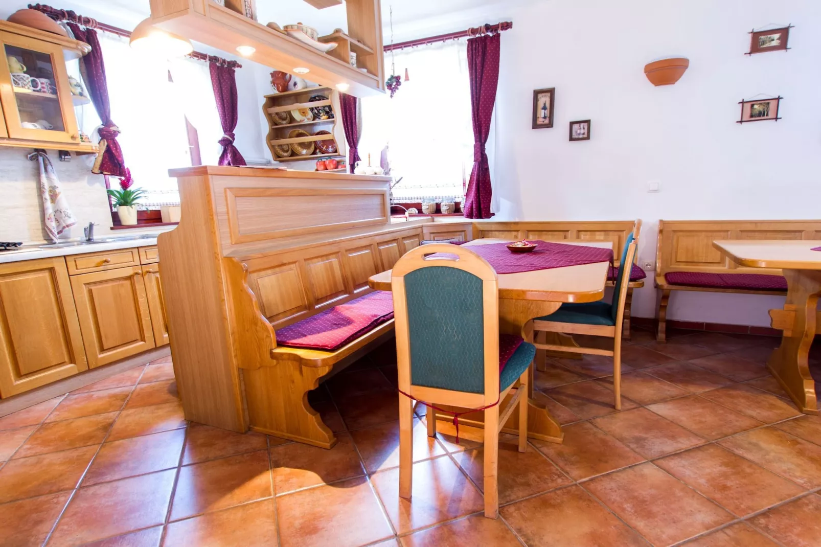 Rustic Charm Cottage Country House with Sauna - Five Bedroom  Holiday Home with Sauna-Keuken