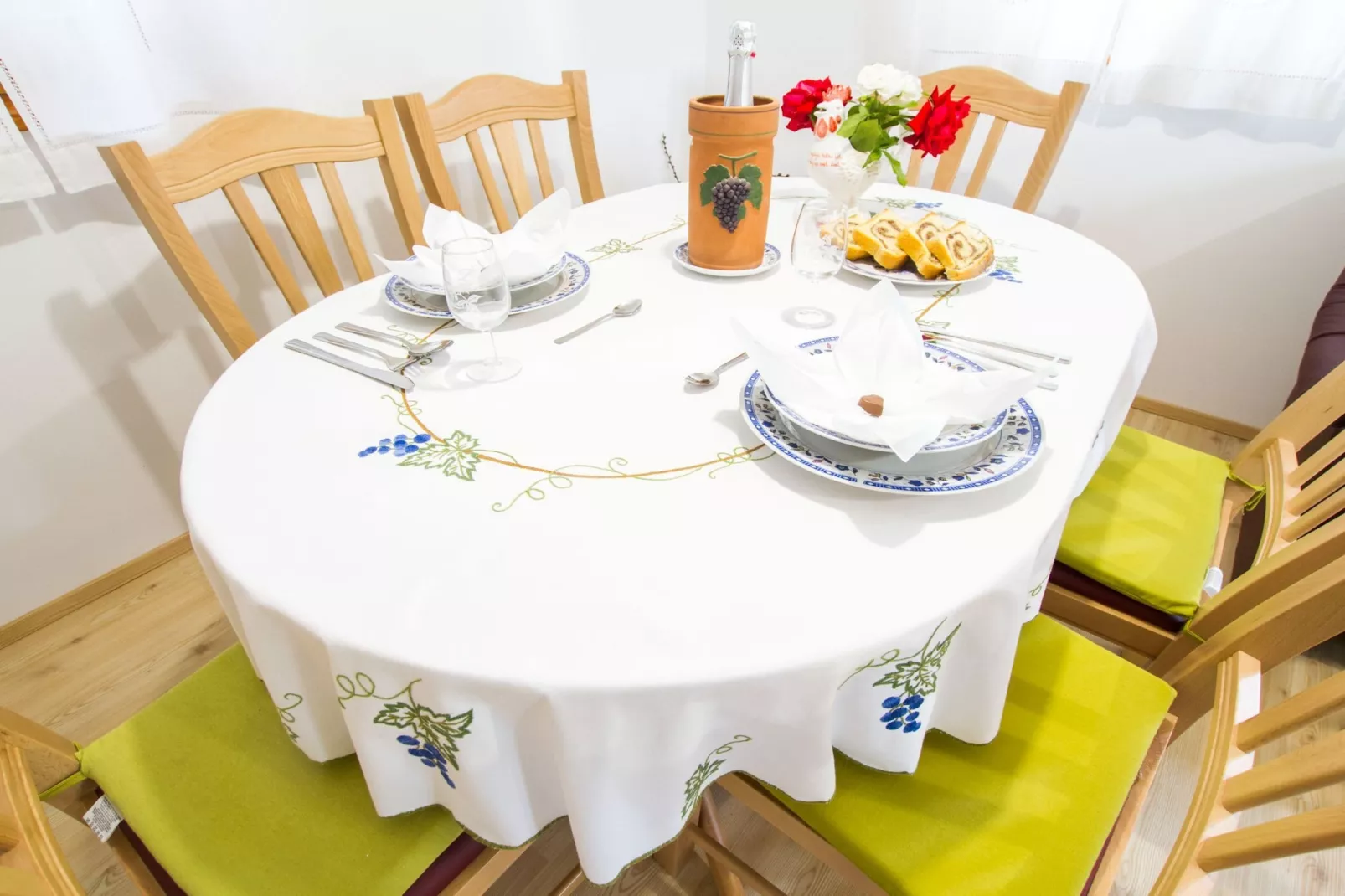 Sunny Two Bedroom Retreat in Beautiful Bizeljsko - Two Bedroom Country House-Eetkamer