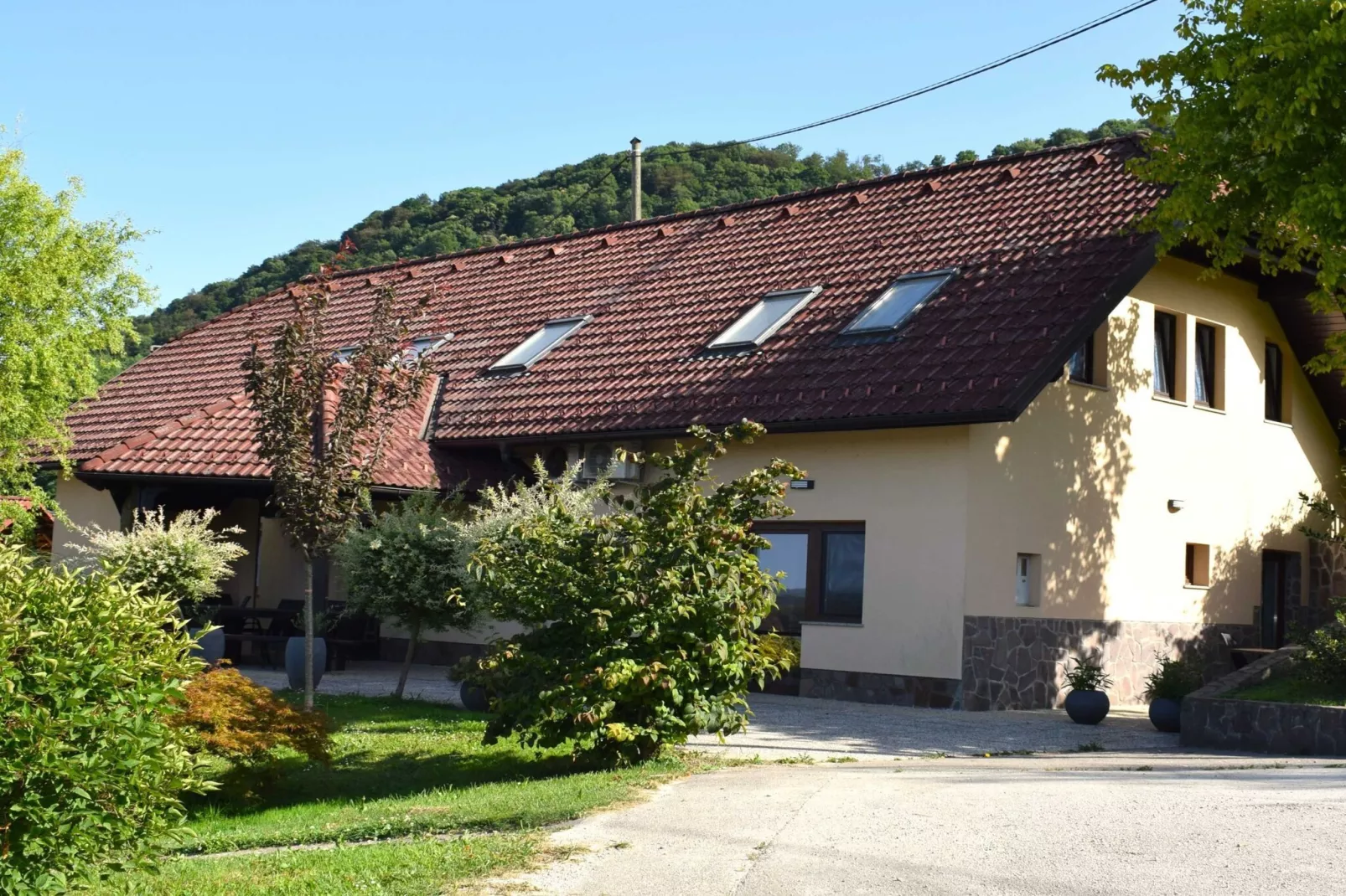 Zevnik Quiet Retreat with Stunning Views and Equestrian Activities  - Double Room with Private Bathroom-Buitenlucht