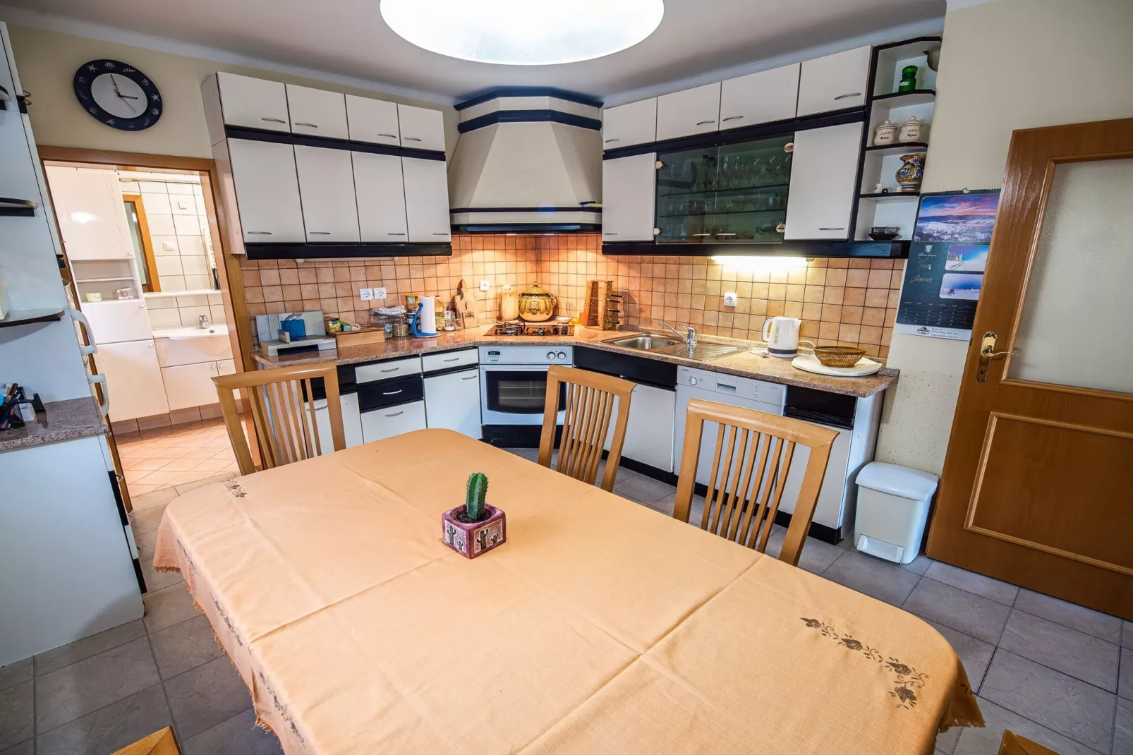 Relaxing Retreat with Hot Tub in Sevnica - Three Bedroom Apartment-Keuken