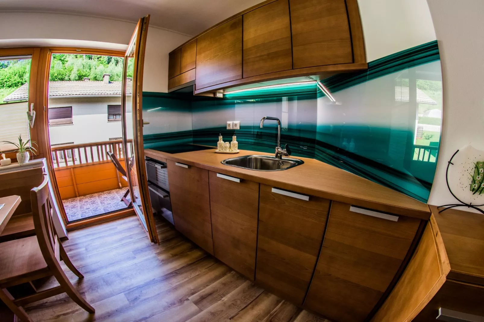 Riverside Pines Luce Apartments with Balcony - One Bedroom Apartment with Balcony (owner 2+2)-Keuken