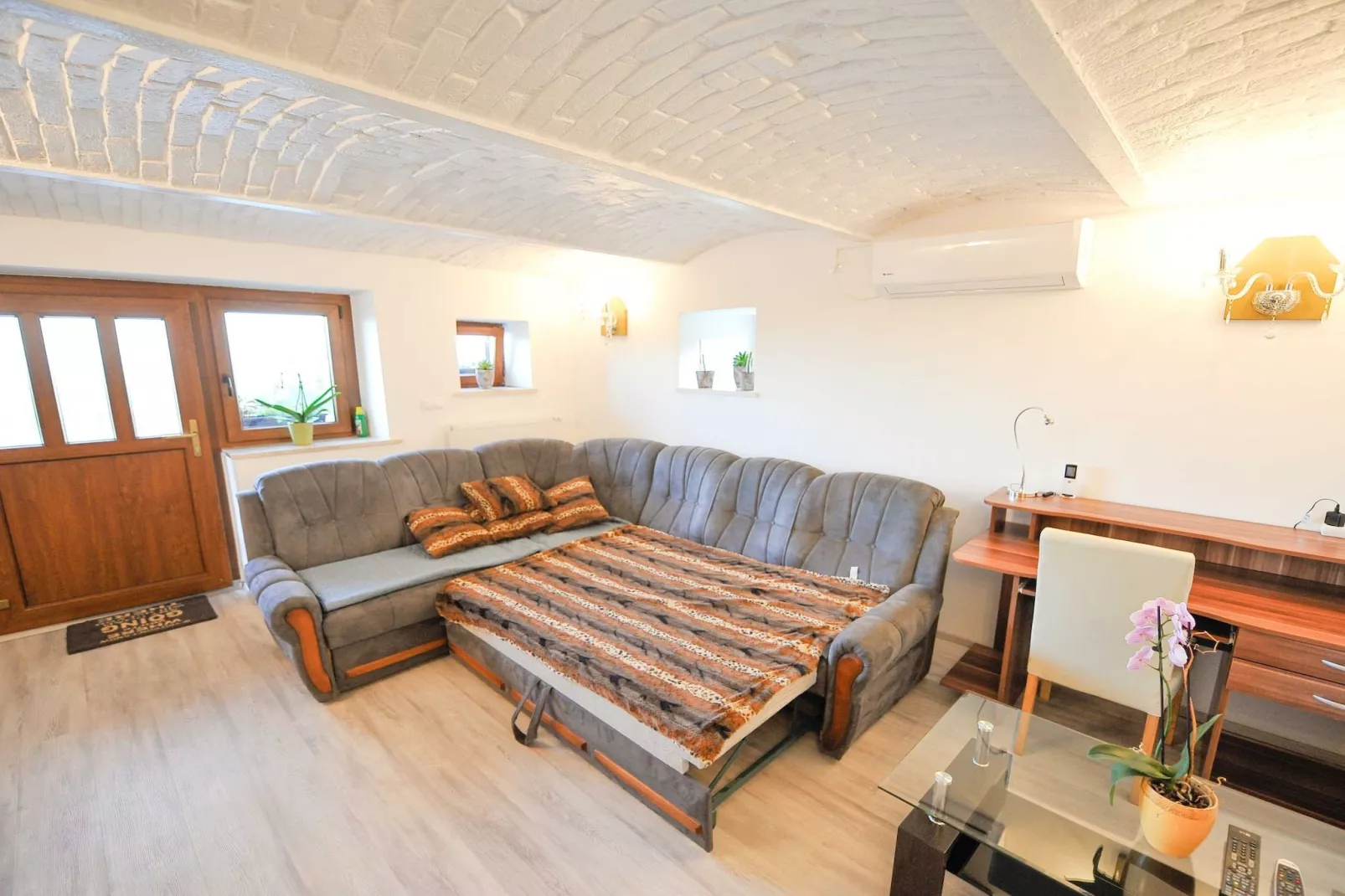 Relax and Rustic Apartments with Terrace - Classic One Bedroom Apartment with Terrace (owner Silvester)-Woonkamer