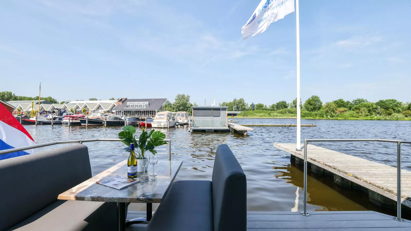 Tiny houseboat Uitgeest I-Terrasbalkon