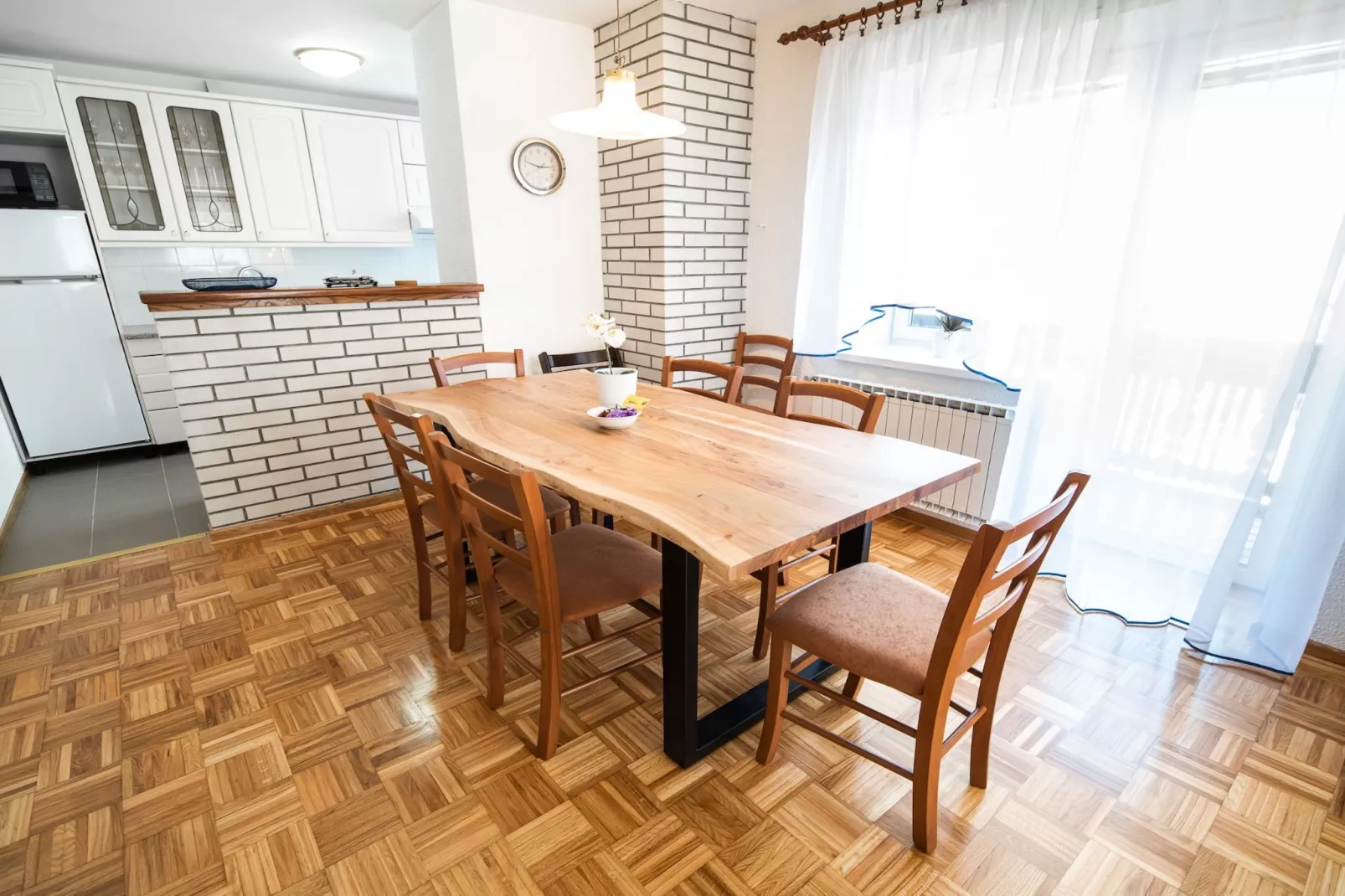 Mountain View Haven Apartments - Two Bedroom Apartment with Balcony-Eetkamer