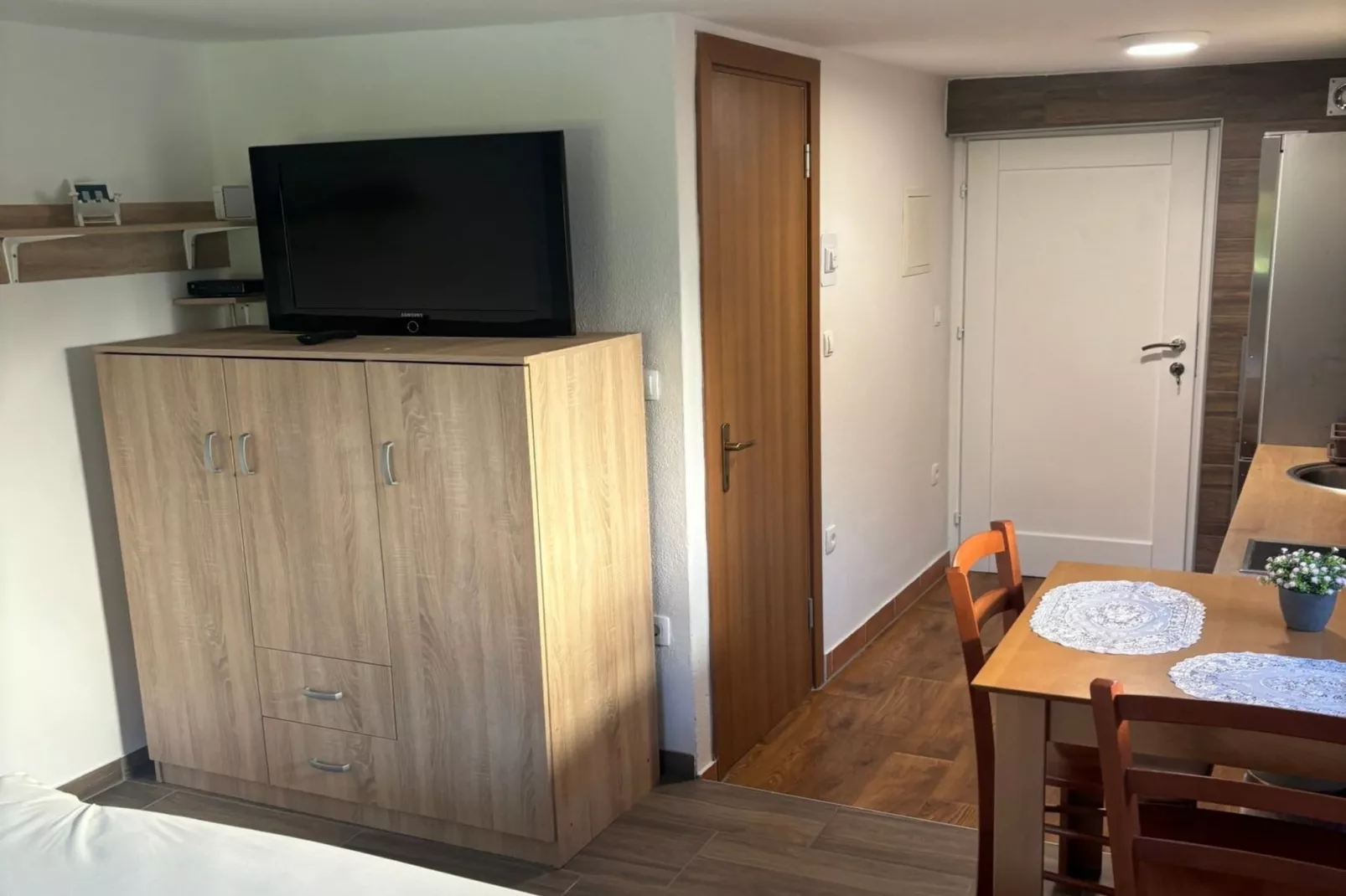 Meadow Tranquil Apartments with Evergreen Garden - Studio Apartment-Slaapkamer