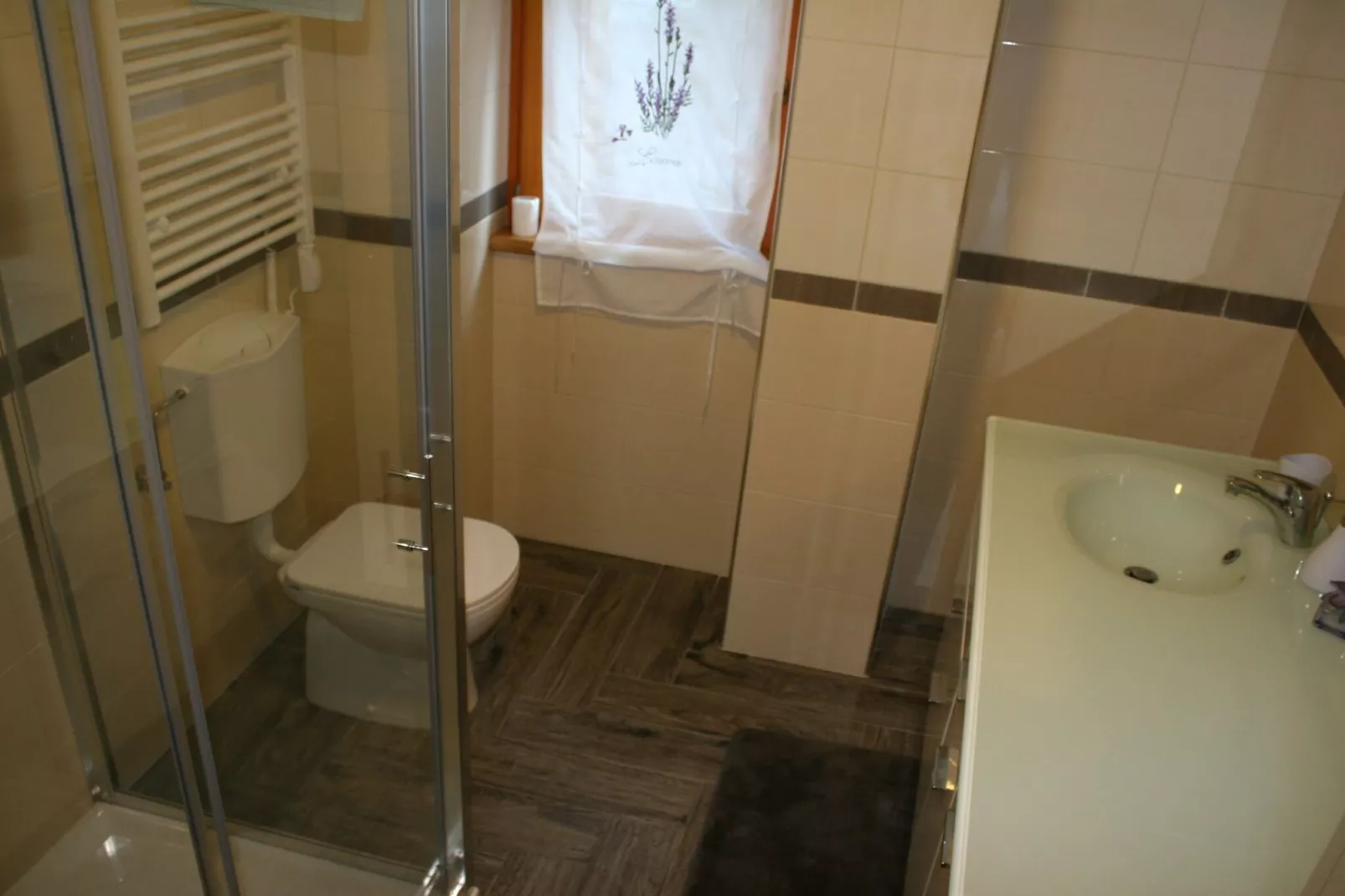 Riverside Rustic Ridge Apartments with Balcony - Three Bedroom Apartment with Balcony-Badkamer