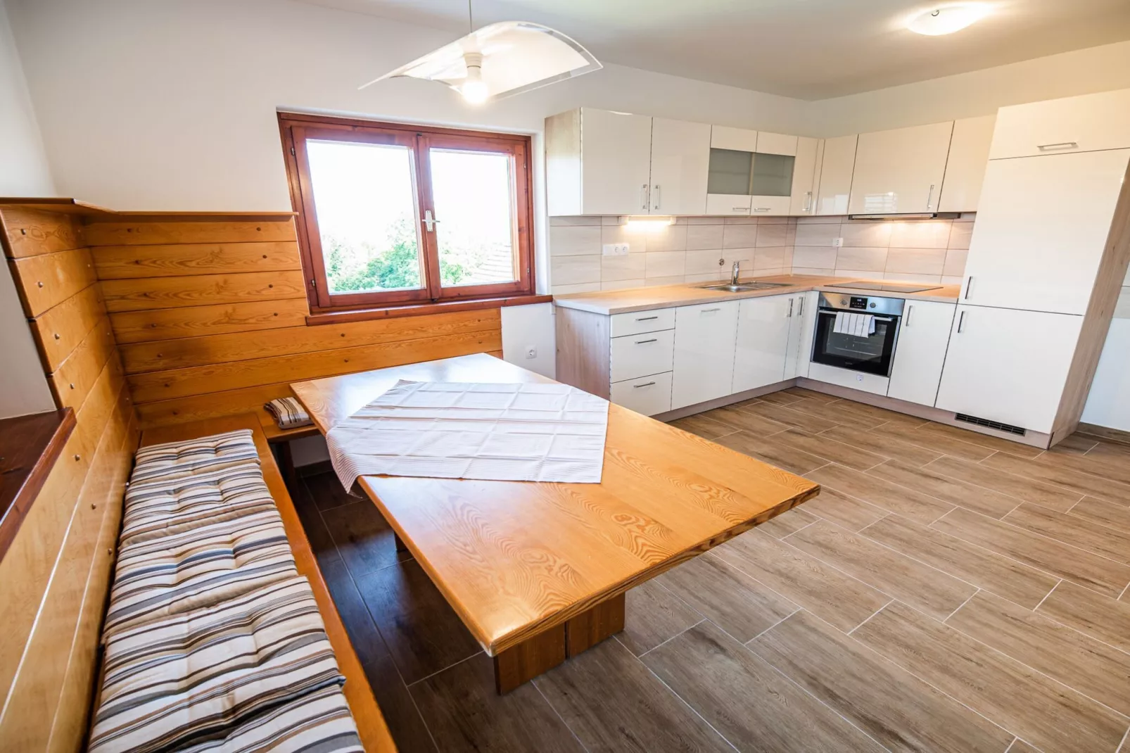 Serene Hollow Holiday Home with Mountain View - Two Bedroom Holiday Home with Mountain View-Keuken