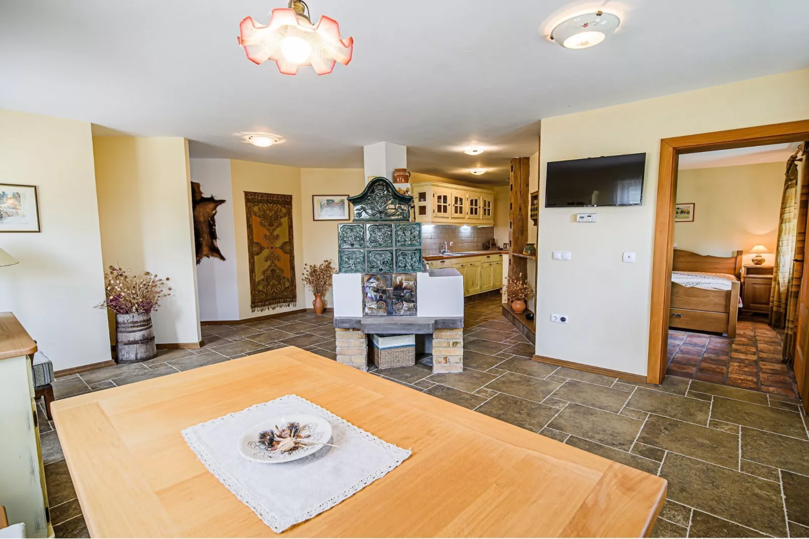 Hidden Authentic Haven Apartments - One Bedroom Apartment with Terrace-Eetkamer