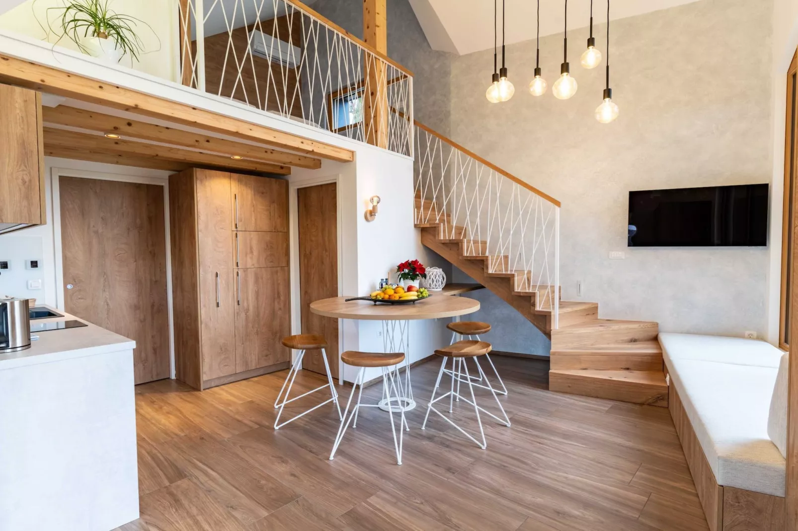 Elegant Warm Bliss Hideaway Escape Lodge - Holiday Home with Hot-Tub (owner Sunset)-Eetkamer