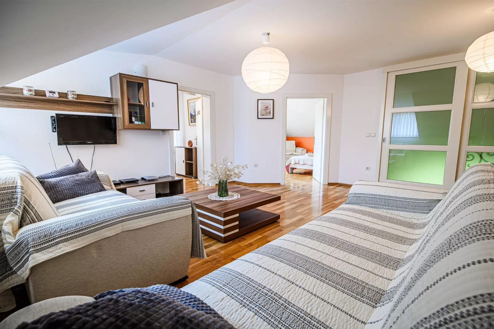 Stunning Rural Holiday Home with Garden and BBQ -  Four Bedroom Holiday Home-Woonkamer