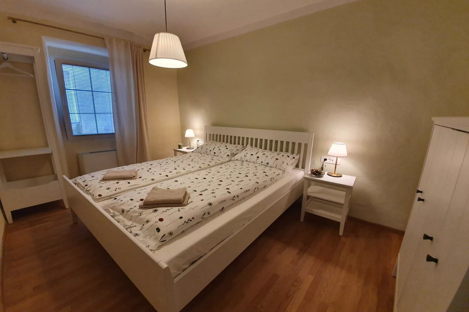 Komen Getaway Holiday Home with Balcony - Four Bedroom Holiday Home with Balcony-Slaapkamer