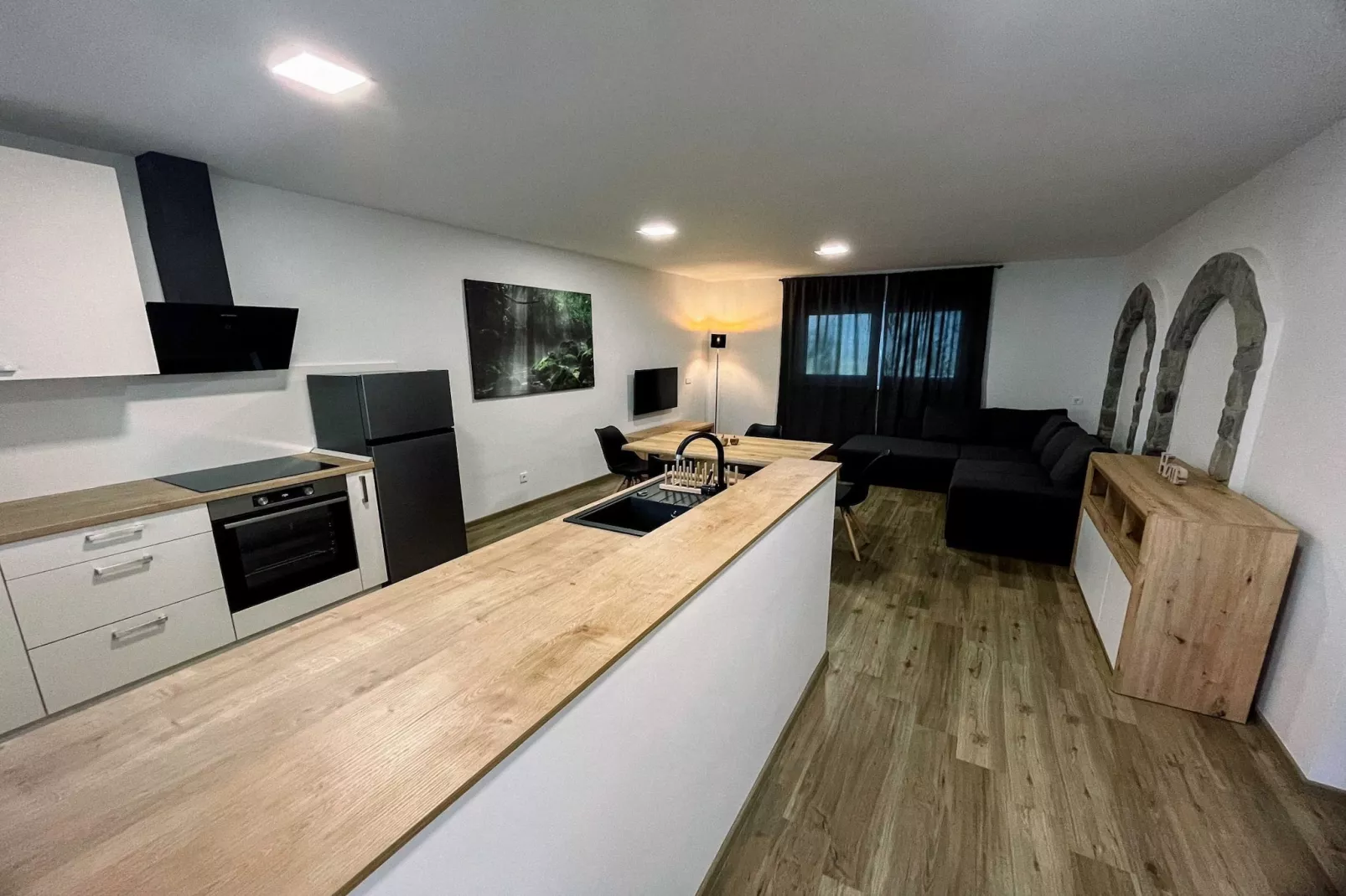 Modern and Peaceful Apartment with Terrace - Two Bedroom Apartment with Terrace-Keuken