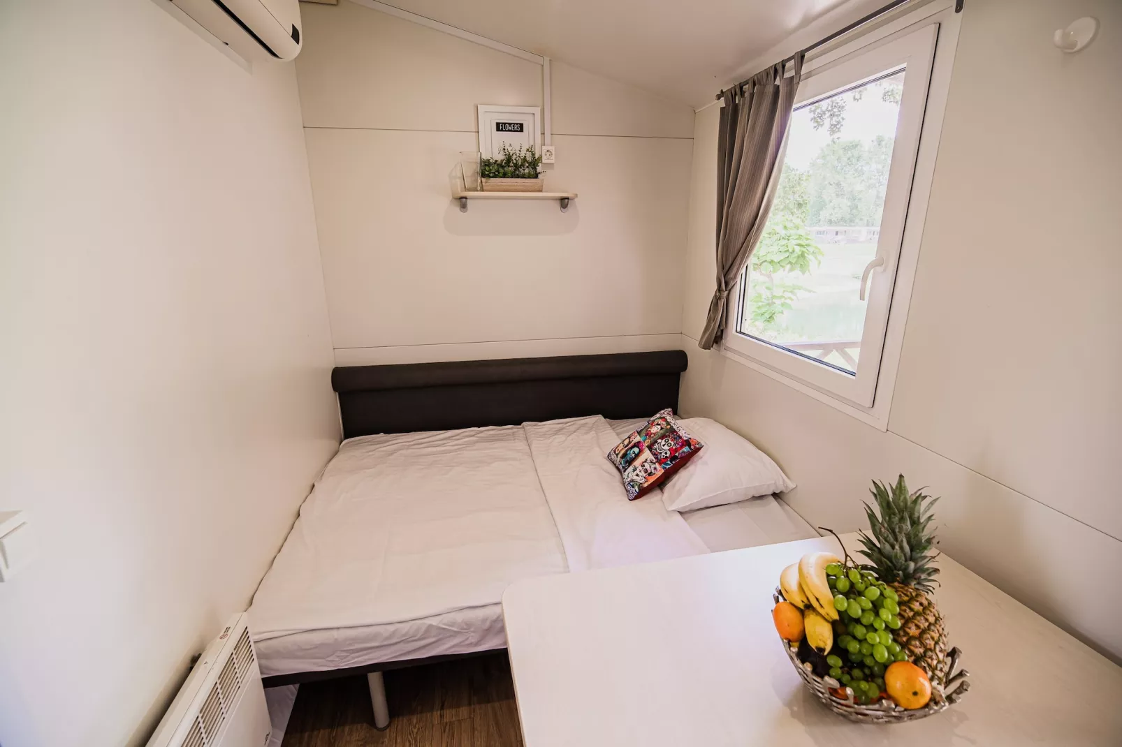 Waterside Retreat Mobile Homes with Thermal Riviera Tickets - One Bedroom Mobile Home with Lake View (owner 4)-Slaapkamer