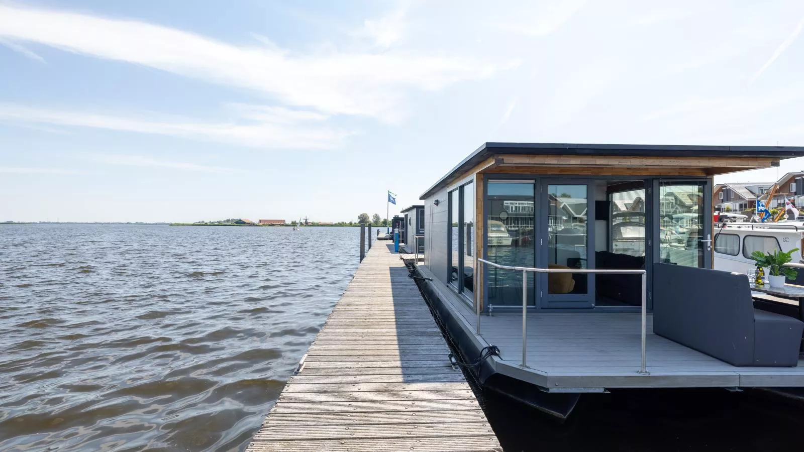 Tiny houseboat Uitgeest I-Buitenkant zomer