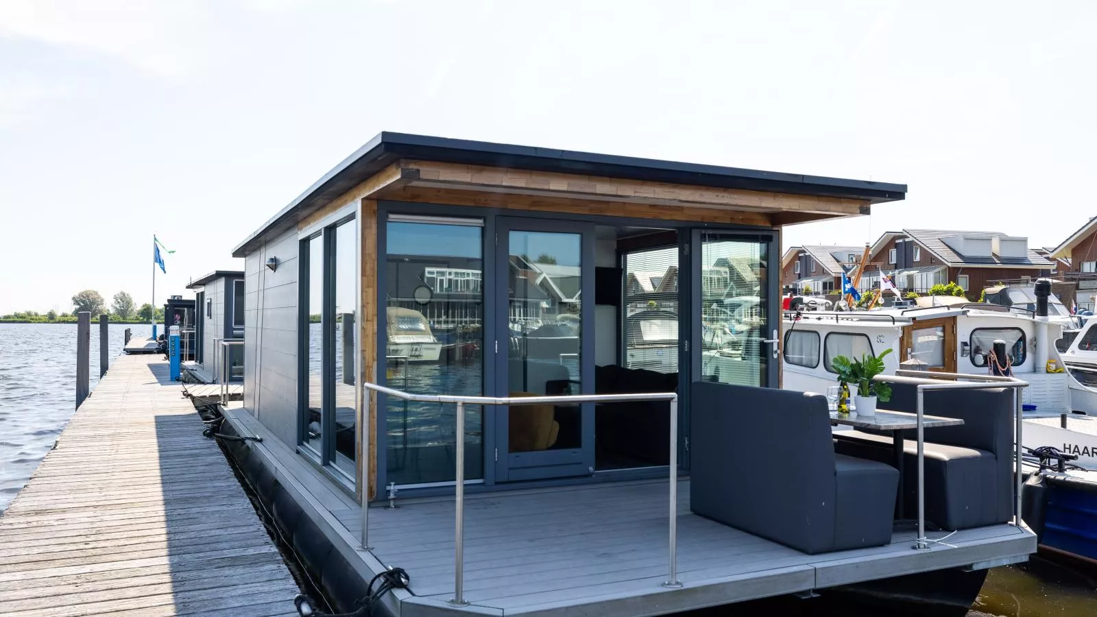 Tiny houseboat Uitgeest I-Buitenkant zomer