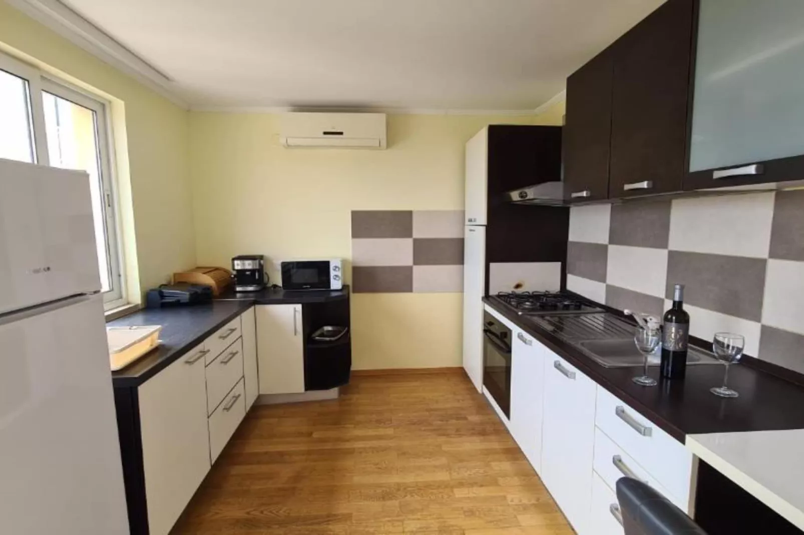 Apartment with Two Bathrooms-Keuken