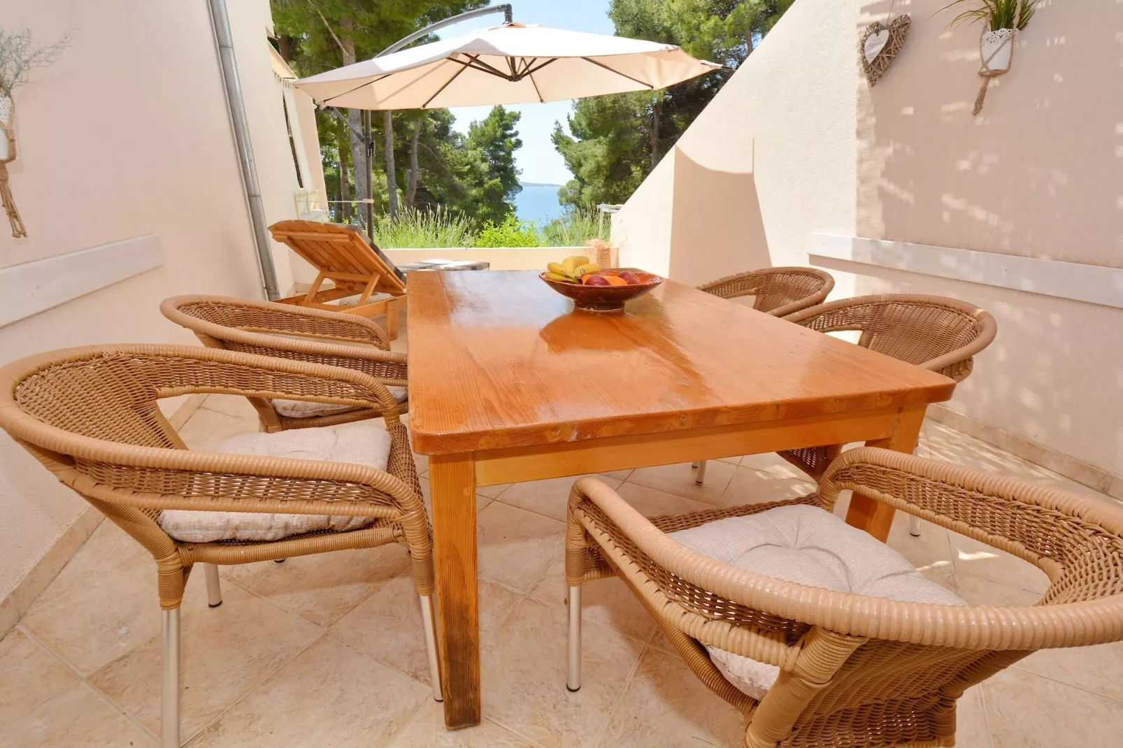 Seafront Apartments Deveron - Two Bedroom Apartment with Balcony and Sea View (Hvar)-Eetkamer